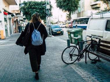 Tel Aviv İsrail 23 Kasım 2018 bilinmeyen İsrail halkının öğleden sonra Tel Aviv sokaklarında yürüyüş görünümü