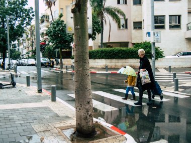 Tel Aviv İsrail 23 Kasım 2018 bilinmeyen İsrail halkının öğleden sonra Tel Aviv sokaklarında yürüyüş görünümü