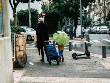 Tel Aviv İsrail 23 Kasım 2018 bilinmeyen İsrail halkının öğleden sonra Tel Aviv sokaklarında yürüyüş görünümü