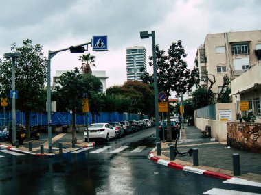 Tel Aviv İsrail 23 Kasım 2018 bilinmeyen İsrail halkının öğleden sonra Tel Aviv sokaklarında yürüyüş görünümü