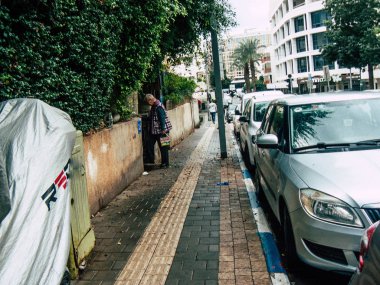 Tel Aviv İsrail 23 Kasım 2018 bilinmeyen İsrail halkının öğleden sonra Tel Aviv sokaklarında yürüyüş görünümü