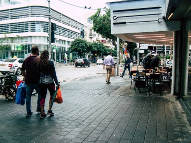Tel Aviv İsrail 23 Kasım 2018 bilinmeyen İsrail halkının öğleden sonra Tel Aviv sokaklarında yürüyüş görünümü