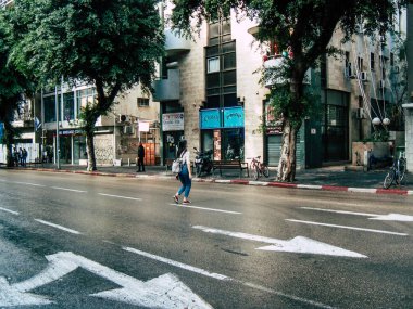 Tel Aviv İsrail 23 Kasım 2018 bilinmeyen İsrail halkının öğleden sonra Tel Aviv sokaklarında yürüyüş görünümü