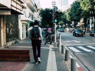 Tel Aviv İsrail 25 Kasım 2018 bilinmeyen İsrail halkının öğleden sonra Tel Aviv sokaklarında yürüyüş görünümü
