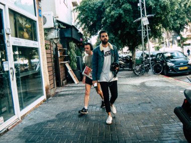 Tel Aviv İsrail 25 Kasım 2018 bilinmeyen İsrail halkının öğleden sonra Tel Aviv sokaklarında yürüyüş görünümü