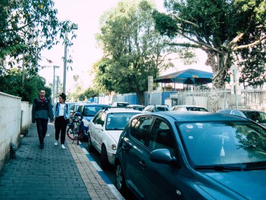 Tel Aviv İsrail 25 Kasım 2018 bilinmeyen İsrail halkının öğleden sonra Tel Aviv sokaklarında yürüyüş görünümü