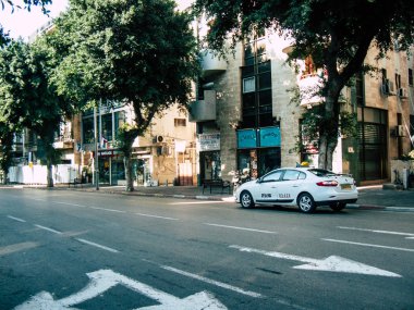 Tel Aviv İsrail 25 Kasım 2018 Tel Aviv sokaklarında öğleden sonra haddeleme geleneksel İsrail taksi görünümünü