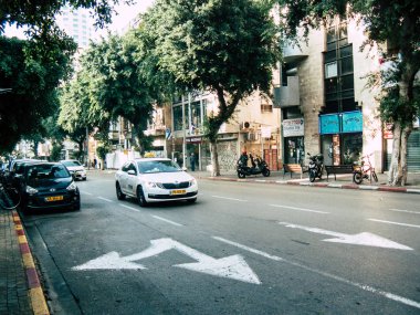 Tel Aviv İsrail 25 Kasım 2018 Tel Aviv sokaklarında öğleden sonra haddeleme geleneksel İsrail taksi görünümünü