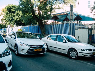 Tel Aviv İsrail 25 Kasım 2018 Tel Aviv sokaklarında öğleden sonra haddeleme geleneksel İsrail taksi görünümünü