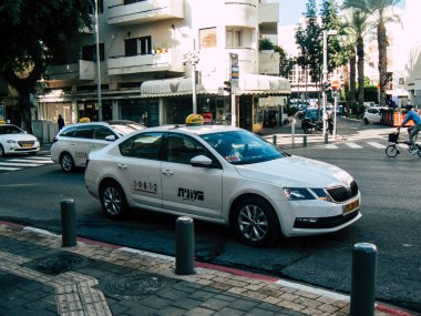 Tel Aviv İsrail 25 Kasım 2018 Tel Aviv sokaklarında öğleden sonra haddeleme geleneksel İsrail taksi görünümünü