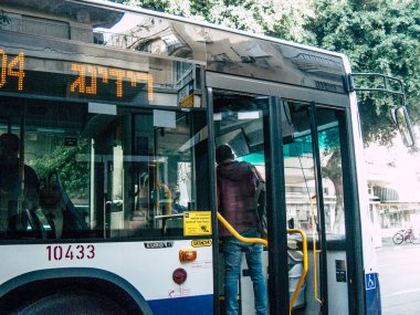 Tel Aviv İsrail 25 Kasım 2018 sokaklarda öğleden sonra Rating dolaşımda Tel Aviv otobüs bir klasik İsrail şehir görünümünü