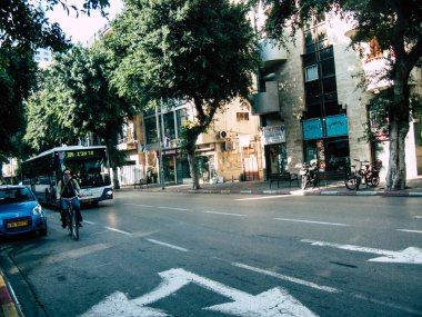 Tel Aviv İsrail 25 Kasım 2018 sokaklarda öğleden sonra Rating dolaşımda Tel Aviv otobüs bir klasik İsrail şehir görünümünü
