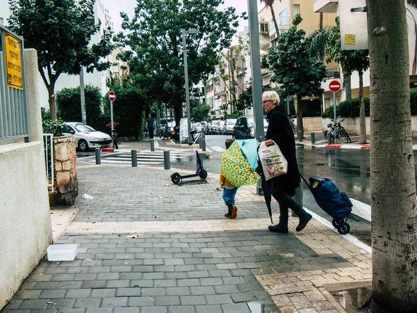 Tel Aviv İsrail 23 Kasım 2018 bilinmeyen İsrail halkının öğleden sonra Tel Aviv sokaklarında yürüyüş görünümü