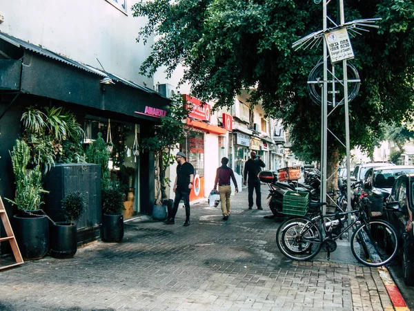 Tel Aviv İsrail 25 Kasım 2018 bilinmeyen İsrail halkının öğleden sonra Tel Aviv sokaklarında yürüyüş görünümü
