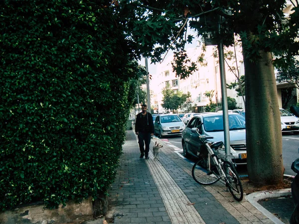 Tel Aviv İsrail 25 Kasım 2018 bilinmeyen İsrail halkının öğleden sonra Tel Aviv sokaklarında yürüyüş görünümü
