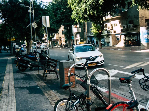 Tel Aviv İsrail 25 Kasım 2018 Tel Aviv sokaklarında öğleden sonra haddeleme geleneksel İsrail taksi görünümünü