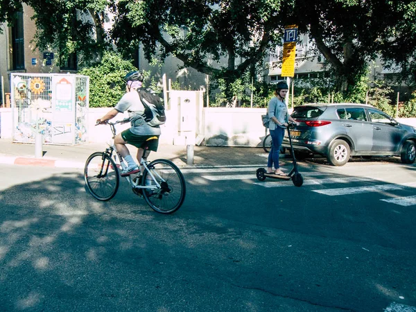 イスラエル テルアビブ 2018 日午後にテル アビブの路上で自転車で不明なイスラエルの人々 のビュー — ストック写真