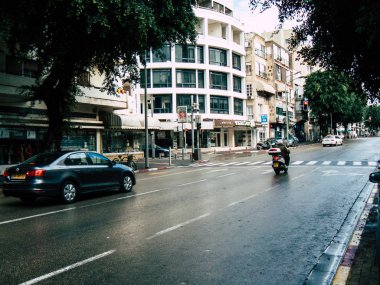 Tel Aviv İsrail 23 Kasım 2018 bilinmeyen İsrail halkının bir scooter öğleden sonra Tel Aviv sokaklarında Sürüş Görünümü