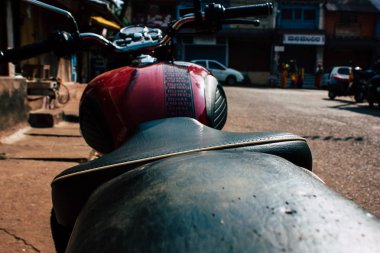 Gokarna Karnataka Hindistan 07 Aralık 2018 klasik Royal Enfield motosiklete Closeup sabah Gokarna ana caddede park
