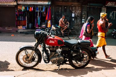Gokarna Karnataka Hindistan 07 Aralık 2018 klasik Royal Enfield motosiklete Closeup sabah Gokarna ana caddede park