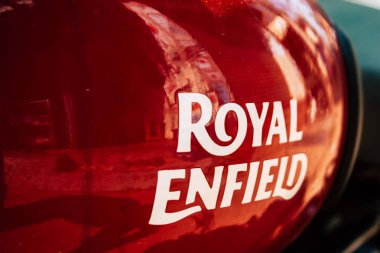 Gokarna Karnataka Hindistan 07 Aralık 2018 klasik Royal Enfield motosiklete Closeup sabah Gokarna ana caddede park