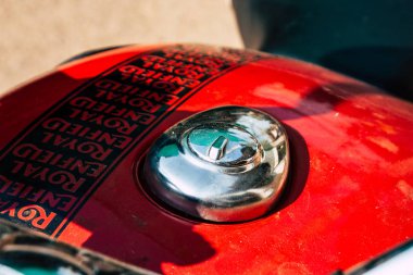 Gokarna Karnataka Hindistan 07 Aralık 2018 klasik Royal Enfield motosiklete Closeup sabah Gokarna ana caddede park
