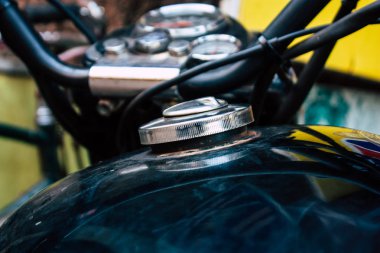 Gokarna Karnataka Hindistan 07 Aralık 2018 klasik Royal Enfield motosiklete Closeup sabah Gokarna ana caddede park