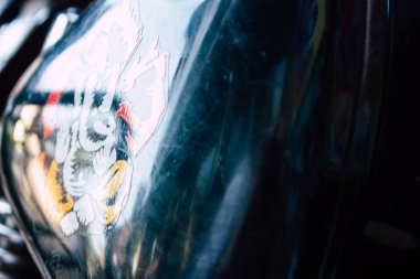 Gokarna Karnataka Hindistan 07 Aralık 2018 klasik Royal Enfield motosiklete Closeup sabah Gokarna ana caddede park