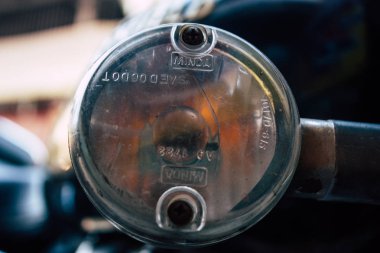 Gokarna Karnataka Hindistan 07 Aralık 2018 klasik Royal Enfield motosiklete Closeup sabah Gokarna ana caddede park