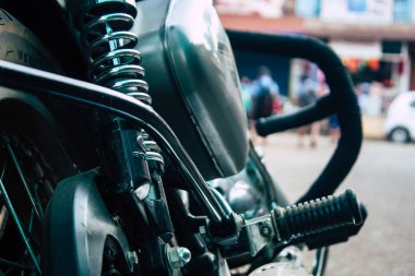 Gokarna Karnataka Hindistan 07 Aralık 2018 klasik Royal Enfield motosiklete Closeup sabah Gokarna ana caddede park