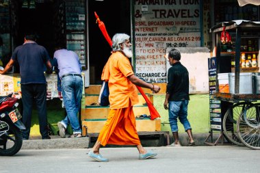 Varanasi Hindistan 11 Kasım 2018 bilinmeyen bir Hint insan öğleden sonra Varanasi sokaklarında yürüyüş görünümü