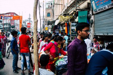 Varanasi Hindistan 18 Kasım 2018 bilinmeyenli Hint insanlar akşam elbisesi Varanasi, sokaklarında alışveriş görünümünü