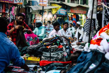 Varanasi Hindistan 18 Kasım 2018 bilinmeyenli Hint insanlar akşam elbisesi Varanasi, sokaklarında alışveriş görünümünü