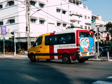 Tel Aviv İsrail 03 Aralık 2018 Tel Aviv sokaklarında öğleden sonra haddeleme geleneksel İsrail taksi görünümünü