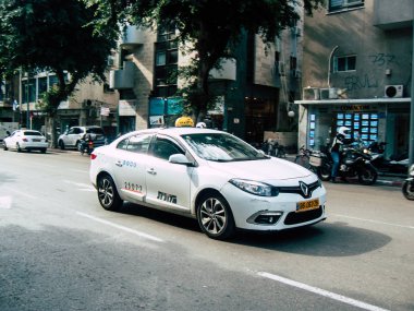Tel Aviv İsrail 03 Aralık 2018 Tel Aviv sokaklarında öğleden sonra haddeleme geleneksel İsrail taksi görünümünü