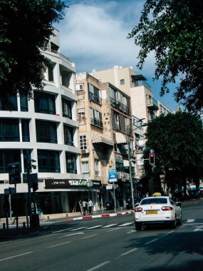 Tel Aviv İsrail 03 Aralık 2018 Tel Aviv sokaklarında öğleden sonra haddeleme geleneksel İsrail taksi görünümünü