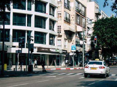 Tel Aviv İsrail 03 Aralık 2018 Tel Aviv sokaklarında öğleden sonra haddeleme geleneksel İsrail taksi görünümünü