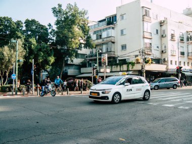 Tel Aviv İsrail 03 Aralık 2018 Tel Aviv sokaklarında öğleden sonra haddeleme geleneksel İsrail taksi görünümünü