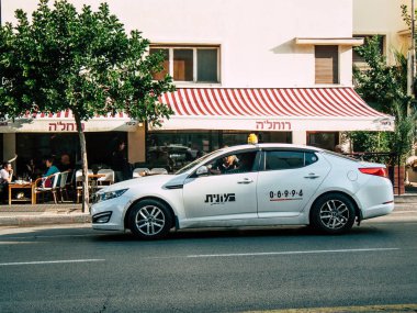 Tel Aviv İsrail 03 Aralık 2018 Tel Aviv sokaklarında öğleden sonra haddeleme geleneksel İsrail taksi görünümünü