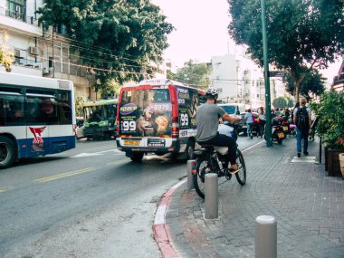 Tel Aviv İsrail 03 Aralık 2018 David Ben Gurion Road, Tel Aviv öğleden sonra sürüş bir bisiklet ile bilinmeyen İsrail halkının görünümü
