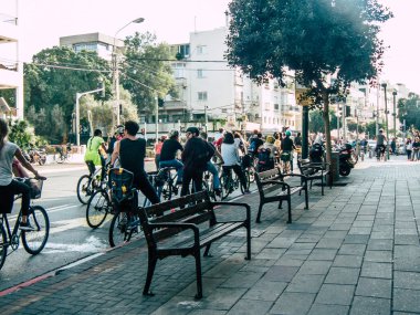 Tel Aviv İsrail 03 Aralık 2018 David Ben Gurion Road, Tel Aviv öğleden sonra sürüş bir bisiklet ile bilinmeyen İsrail halkının görünümü