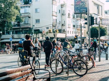 Tel Aviv İsrail 03 Aralık 2018 David Ben Gurion Road, Tel Aviv öğleden sonra sürüş bir bisiklet ile bilinmeyen İsrail halkının görünümü
