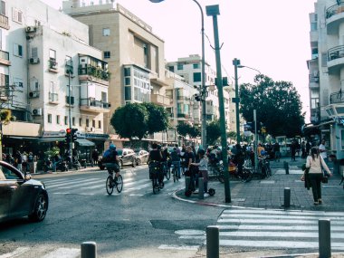 Tel Aviv İsrail 03 Aralık 2018 David Ben Gurion Road, Tel Aviv öğleden sonra sürüş bir bisiklet ile bilinmeyen İsrail halkının görünümü