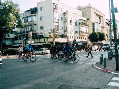 Tel Aviv İsrail 03 Aralık 2018 David Ben Gurion Road, Tel Aviv öğleden sonra sürüş bir bisiklet ile bilinmeyen İsrail halkının görünümü
