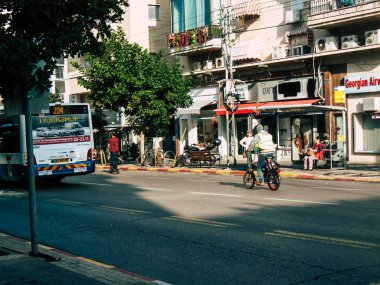 Tel Aviv İsrail 03 Aralık 2018 David Ben Gurion Road, Tel Aviv öğleden sonra sürüş bir bisiklet ile bilinmeyen İsrail halkının görünümü