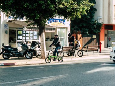 Tel Aviv İsrail 03 Aralık 2018 David Ben Gurion Road, Tel Aviv öğleden sonra sürüş bir bisiklet ile bilinmeyen İsrail halkının görünümü