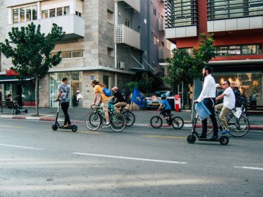 Tel Aviv İsrail 03 Aralık 2018 David Ben Gurion Road, Tel Aviv öğleden sonra sürüş bir bisiklet ile bilinmeyen İsrail halkının görünümü