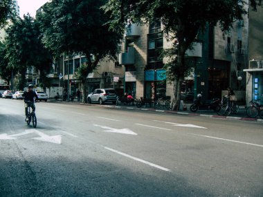 Tel Aviv İsrail 03 Aralık 2018 David Ben Gurion Road, Tel Aviv öğleden sonra sürüş bir bisiklet ile bilinmeyen İsrail halkının görünümü