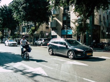 Tel Aviv İsrail 03 Aralık 2018 David Ben Gurion Road, Tel Aviv öğleden sonra sürüş bir bisiklet ile bilinmeyen İsrail halkının görünümü