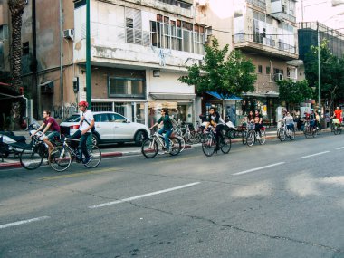 Tel Aviv İsrail 03 Aralık 2018 David Ben Gurion Road, Tel Aviv öğleden sonra sürüş bir bisiklet ile bilinmeyen İsrail halkının görünümü